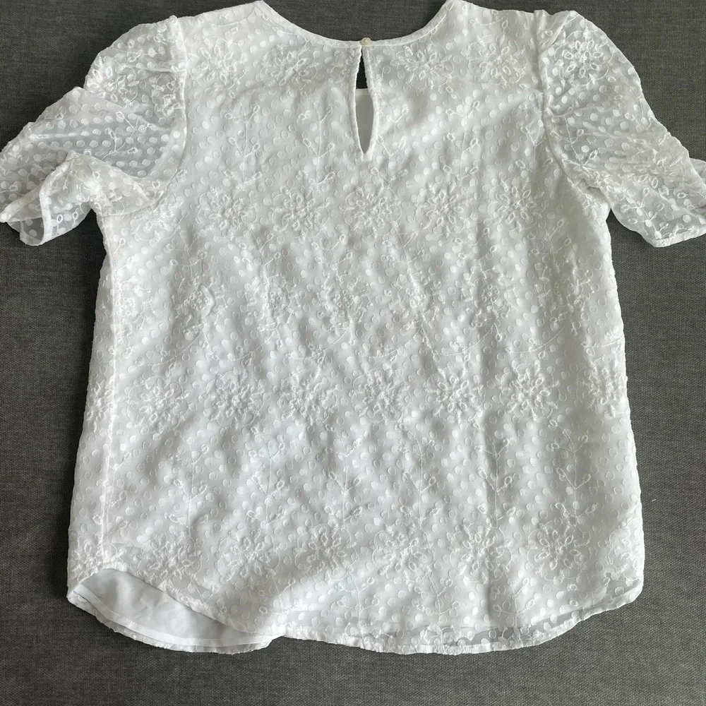 NWOT Super cute Loft blouse with puff sleeves! - Picture 9 of 10